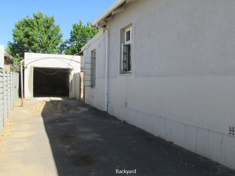 A canvvass to start changing theis once loved 3 bedroom family house in to your dream home - Photo 2