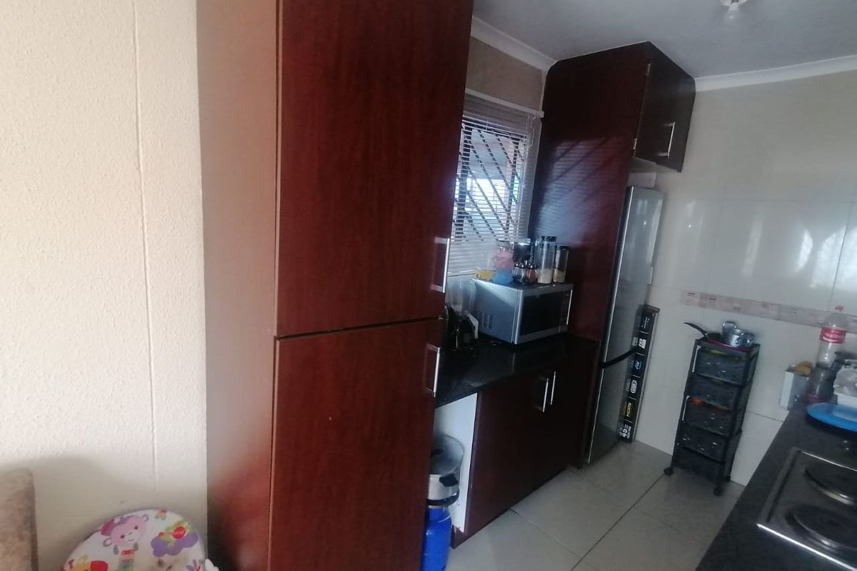 Spacious 2-Bedroom house for Sale in Lotus Gardens!!! - Photo 5