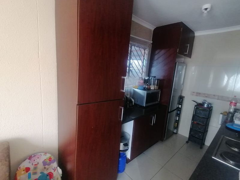 Spacious 2-Bedroom house for Sale in Lotus Gardens!!! - Photo 5