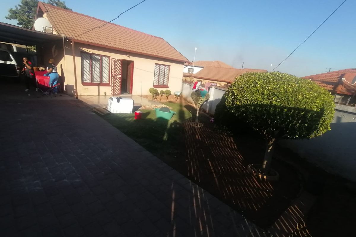 Spacious 2-Bedroom house for Sale in Lotus Gardens!!! - Photo 2