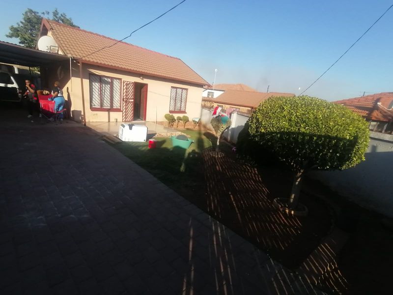 Spacious 2-Bedroom house for Sale in Lotus Gardens!!! - Photo 2