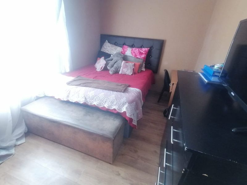 Spacious 2-Bedroom house for Sale in Lotus Gardens!!! - Photo 9