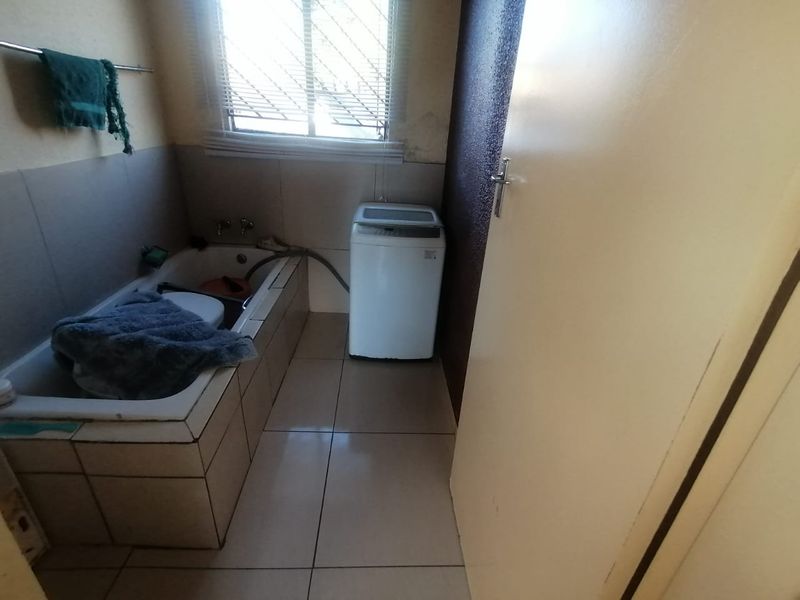 Spacious 2-Bedroom house for Sale in Lotus Gardens!!! - Photo 8