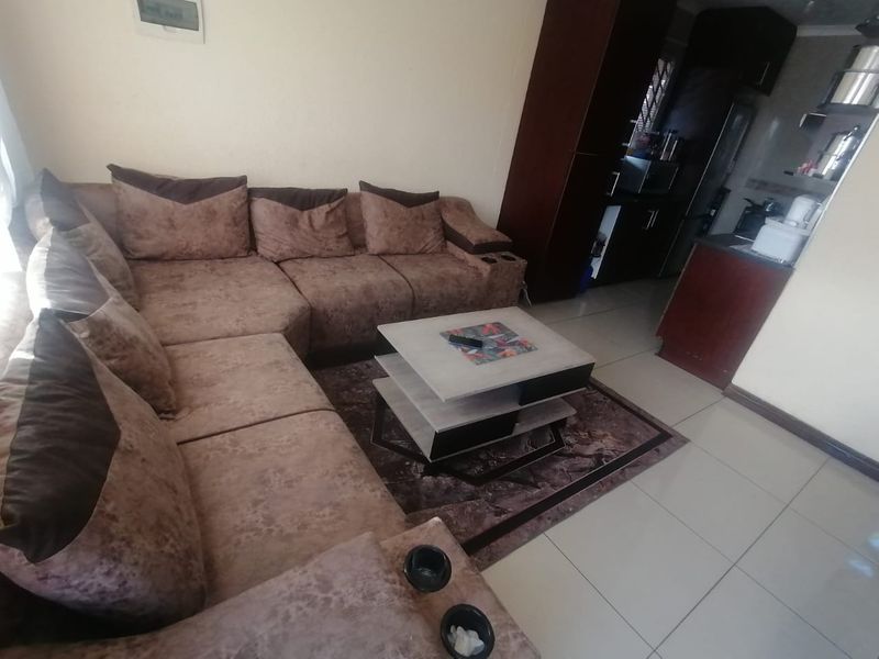 Spacious 2-Bedroom house for Sale in Lotus Gardens!!! - Photo 7