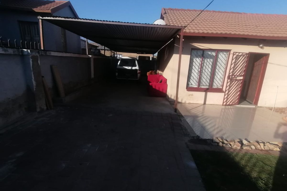 Spacious 2-Bedroom house for Sale in Lotus Gardens!!! - Photo 3