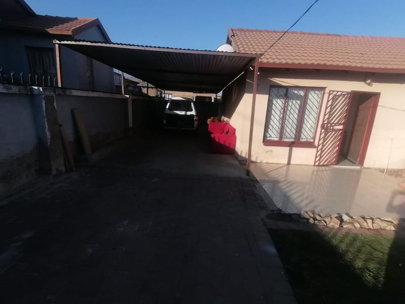 Spacious 2-Bedroom house for Sale in Lotus Gardens!!! - Photo 3