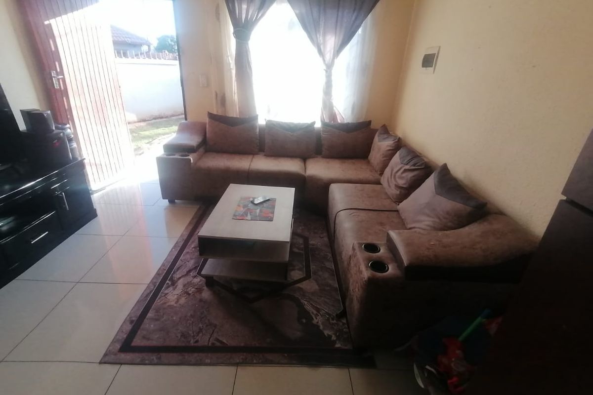 Spacious 2-Bedroom house for Sale in Lotus Gardens!!! - Photo 4