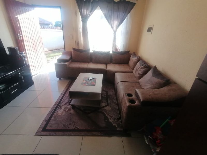 Spacious 2-Bedroom house for Sale in Lotus Gardens!!! - Photo 4