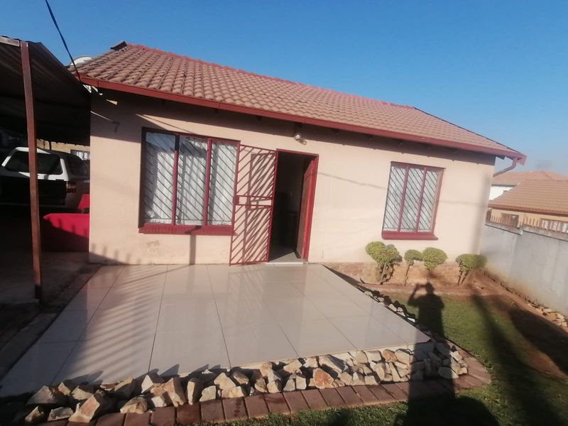 Spacious 2-Bedroom house for Sale in Lotus Gardens!!! - Photo 1