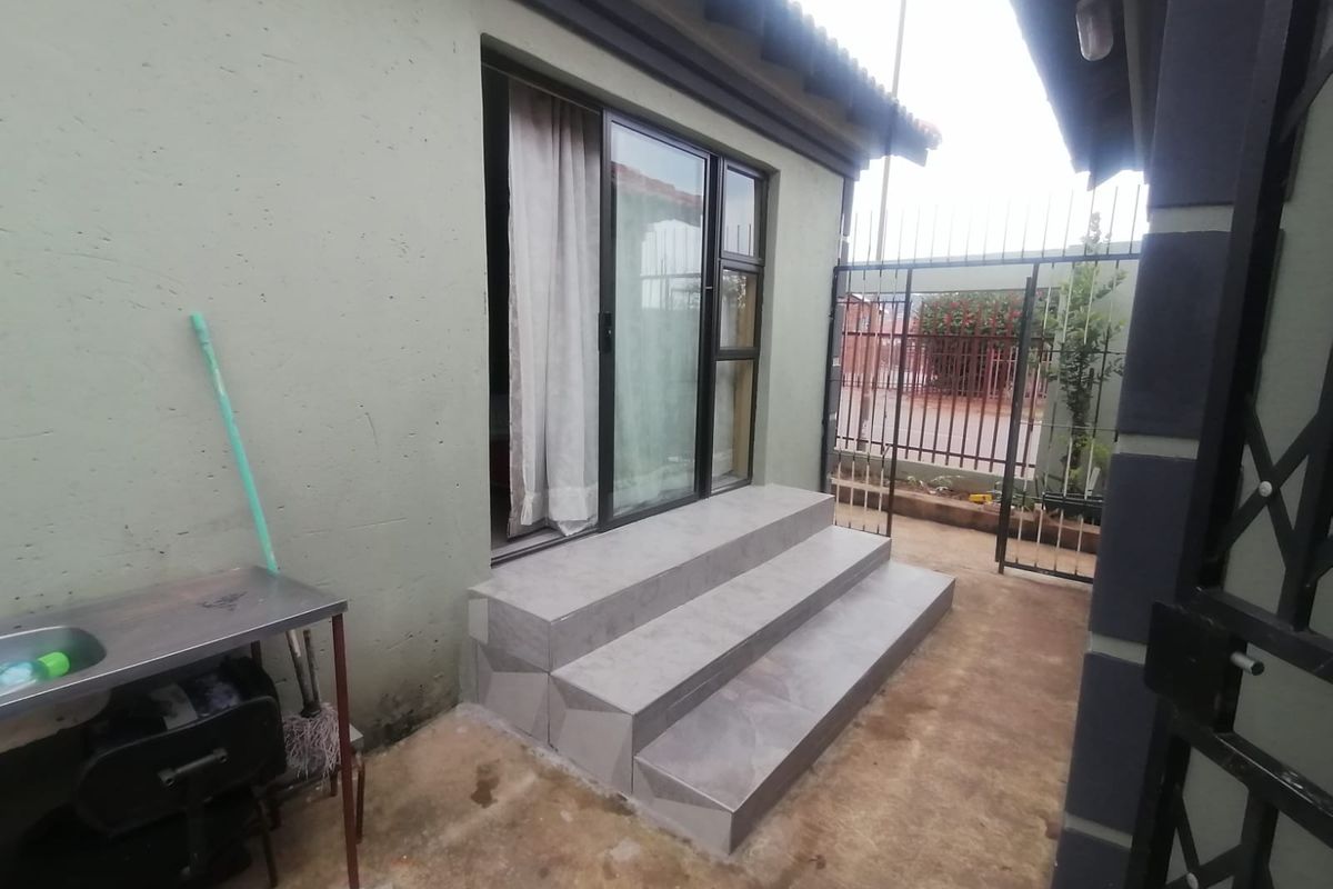 Charming 3-Bedroom Home for Sale in Lotus Gardens – Corner Stand with Big Yard! - Photo 4