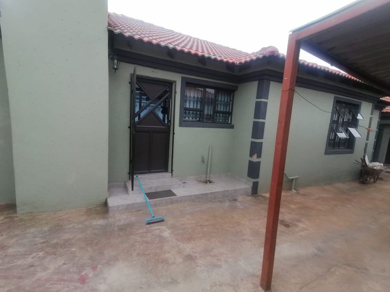 Charming 3-Bedroom Home for Sale in Lotus Gardens – Corner Stand with Big Yard! - Photo 2