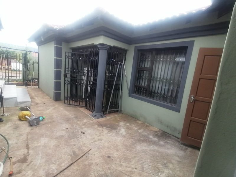 Charming 3-Bedroom Home for Sale in Lotus Gardens – Corner Stand with Big Yard! - Photo 1