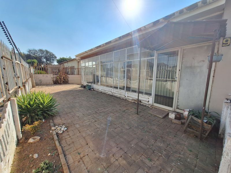 FIXER UPPER WITH EXCELLENT POTENTIAL! - Photo 1
