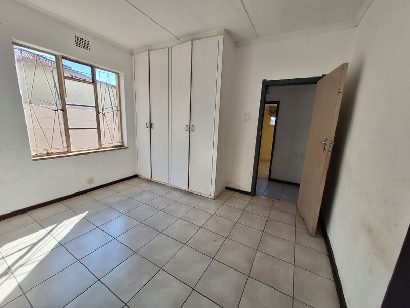 FIXER UPPER WITH EXCELLENT POTENTIAL! - Photo 9