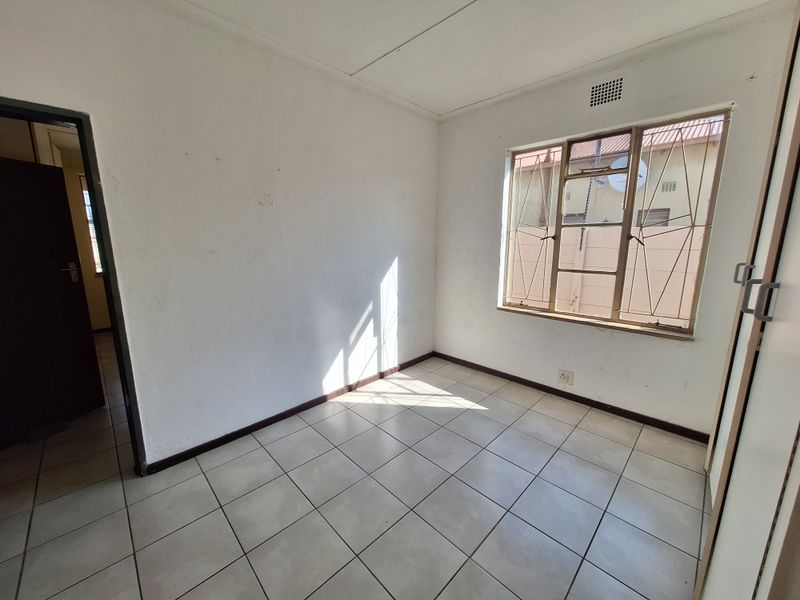 FIXER UPPER WITH EXCELLENT POTENTIAL! - Photo 10