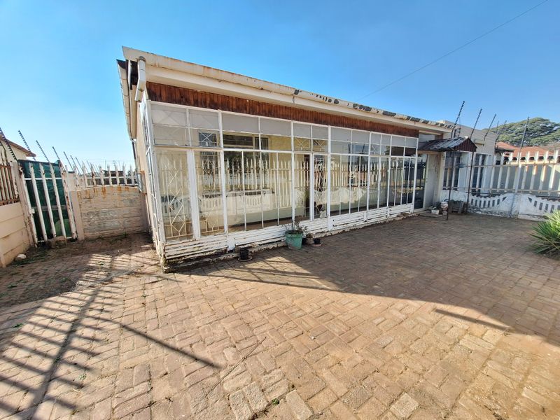 FIXER UPPER WITH EXCELLENT POTENTIAL! - Photo 2