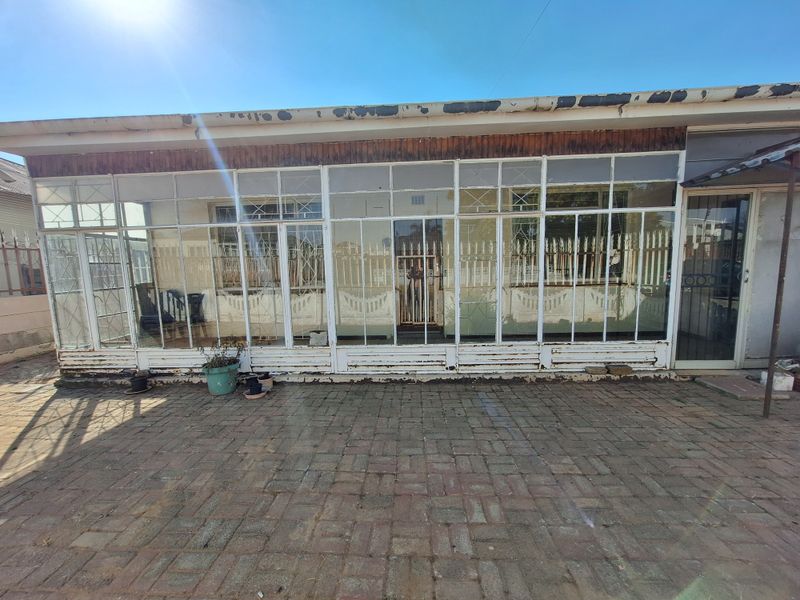 FIXER UPPER WITH EXCELLENT POTENTIAL! - Photo 3