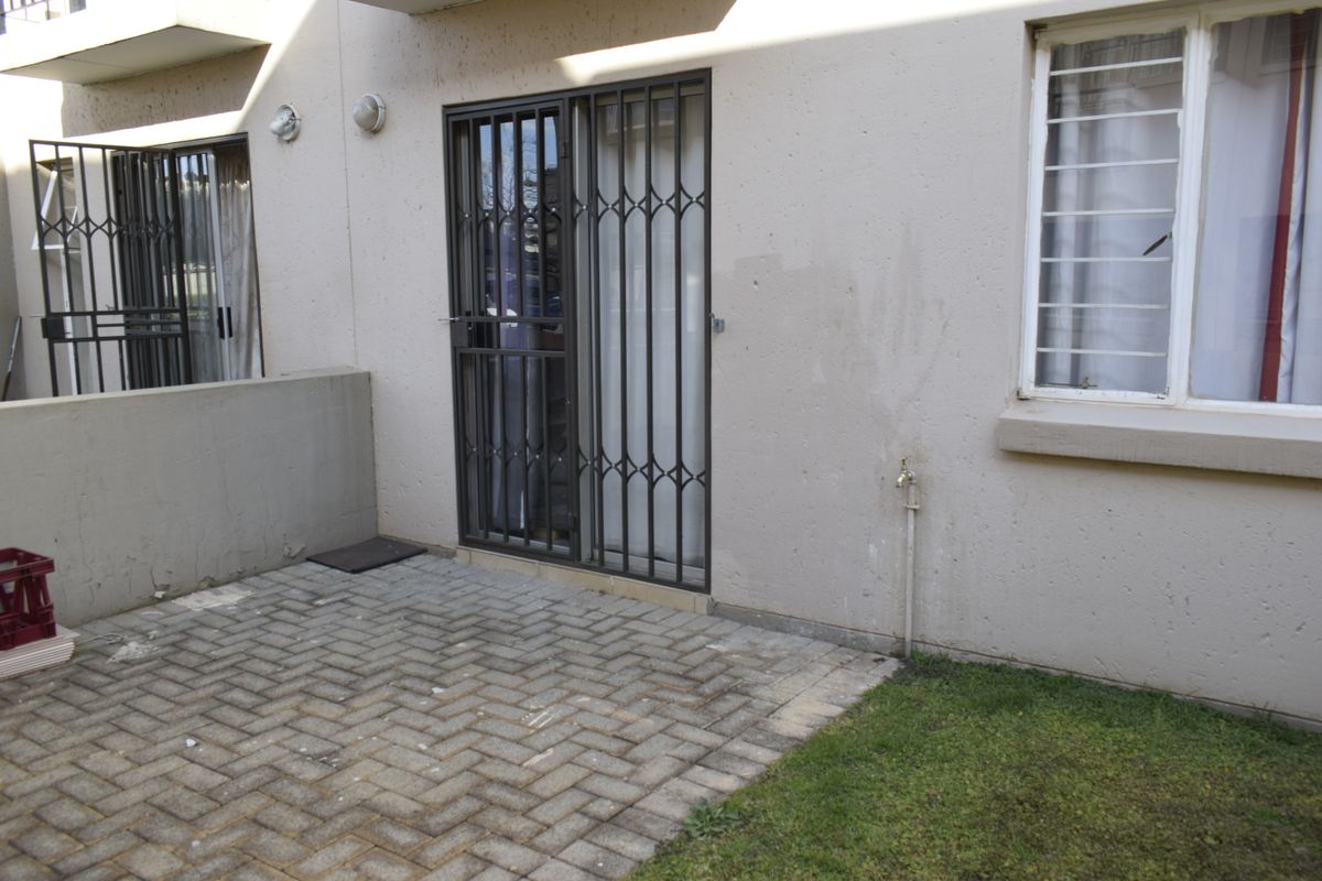 Cozy 1 bedroom ground unit for sale in Klippoortjie - Photo 4