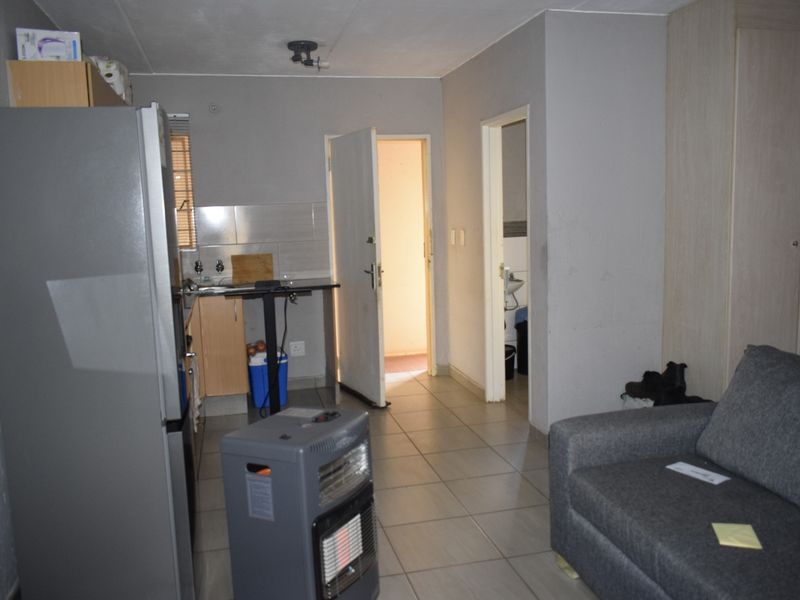 Cozy 1 bedroom ground unit for sale in Klippoortjie - Photo 8