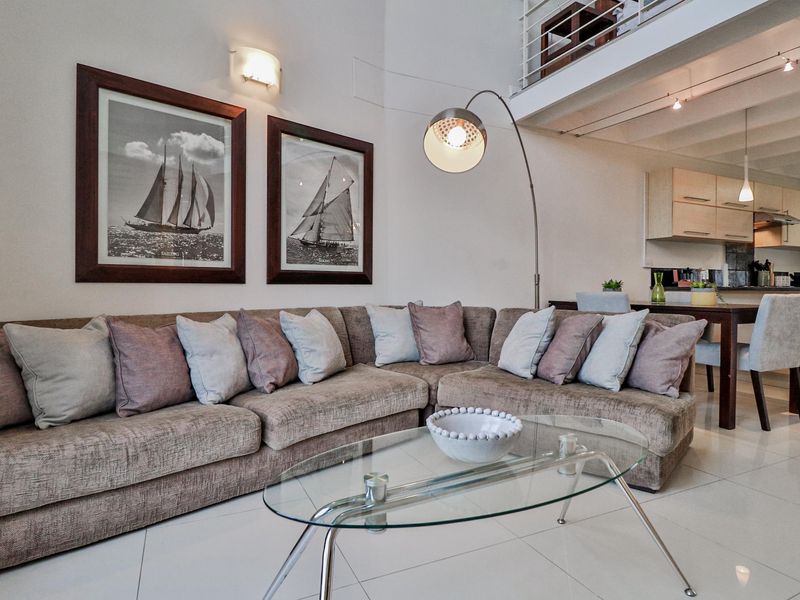 Modern Double-Volume Loft Apartment - Fully Furnished - Walmer - Photo 3