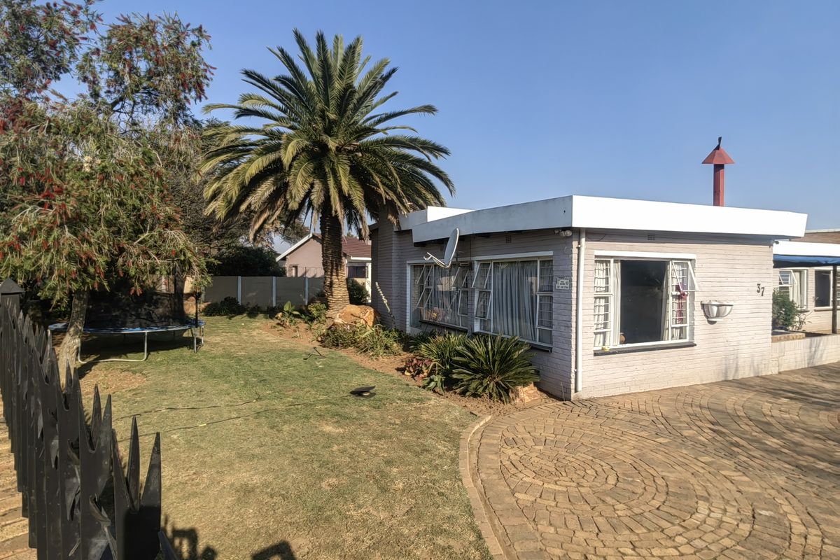 Spacious Family home in Ferryvale with swimming pool - Photo 4