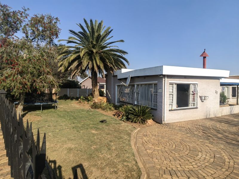 Spacious Family home in Ferryvale with swimming pool - Photo 4