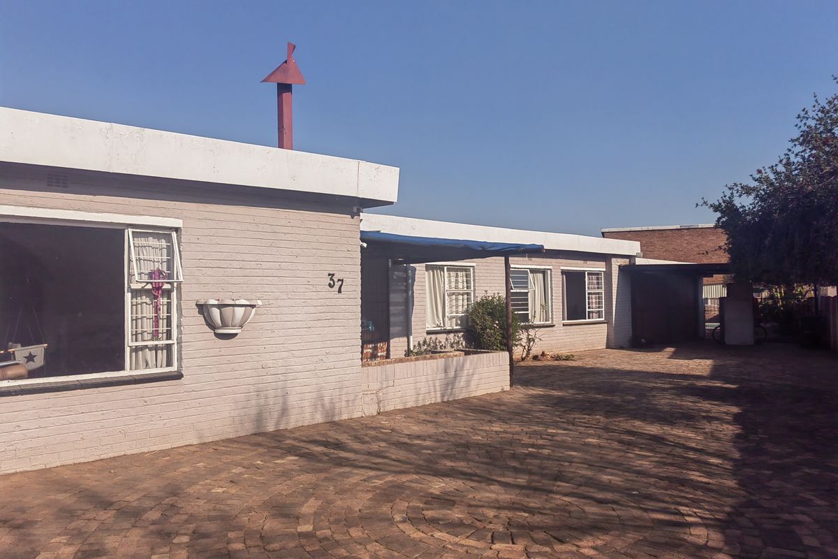 Spacious Family home in Ferryvale with swimming pool - Photo 3