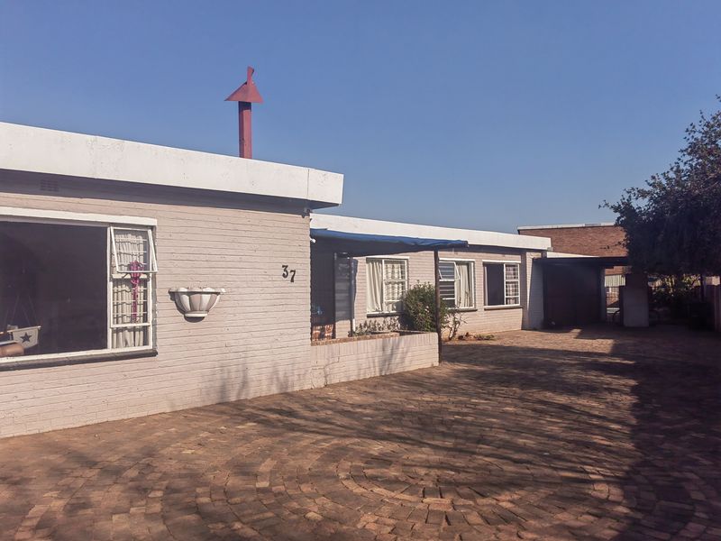 Spacious Family home in Ferryvale with swimming pool - Photo 3