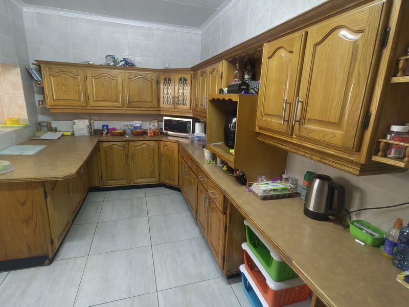 Spacious Family home in Ferryvale with swimming pool - Photo 10