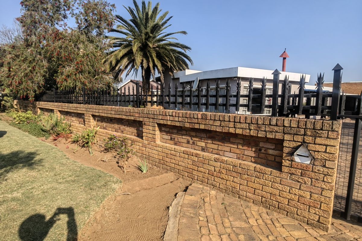 Spacious Family home in Ferryvale with swimming pool - Photo 2