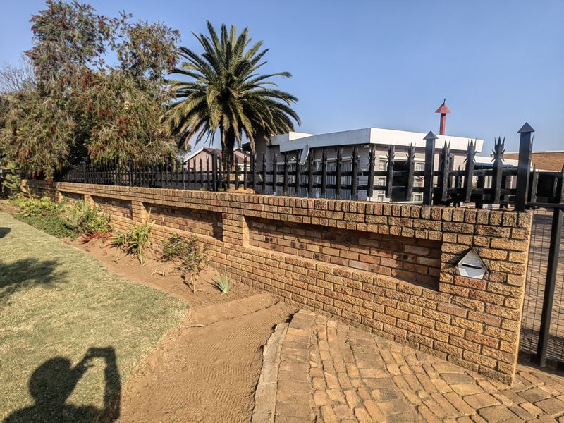 Spacious Family home in Ferryvale with swimming pool - Photo 2