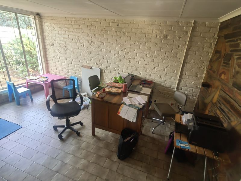 Spacious Family home in Ferryvale with swimming pool - Photo 9