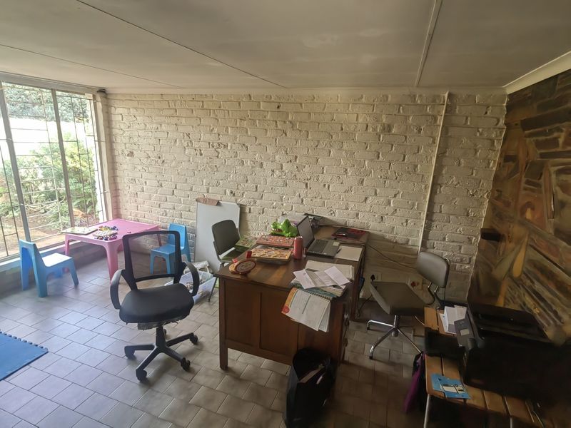 Spacious Family home in Ferryvale with swimming pool - Photo 8