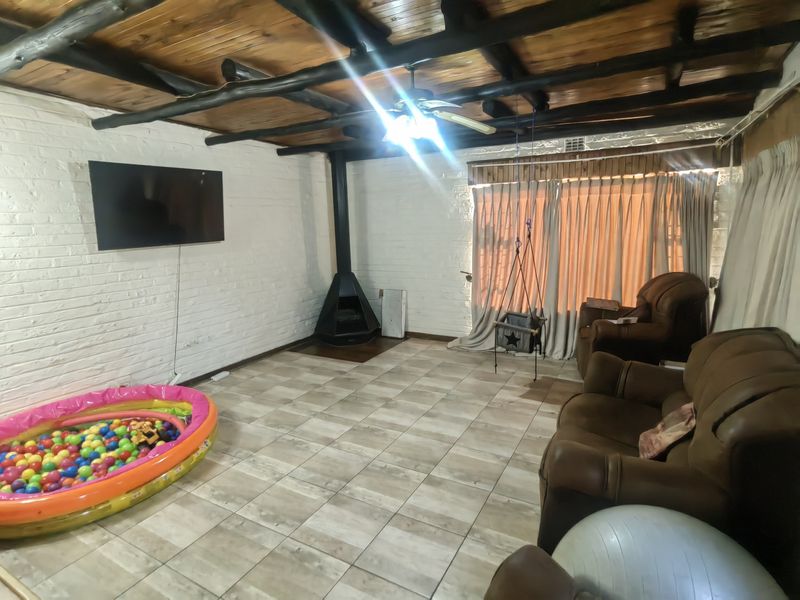 Spacious Family home in Ferryvale with swimming pool - Photo 7