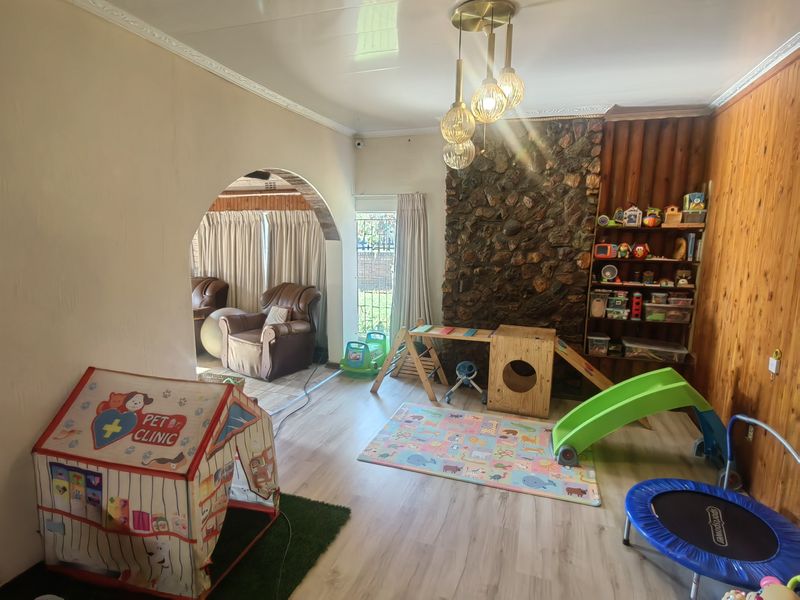 Spacious Family home in Ferryvale with swimming pool - Photo 6