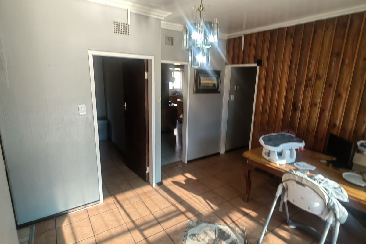 Spacious Family home in Ferryvale with swimming pool - Photo 5