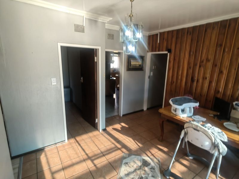 Spacious Family home in Ferryvale with swimming pool - Photo 5