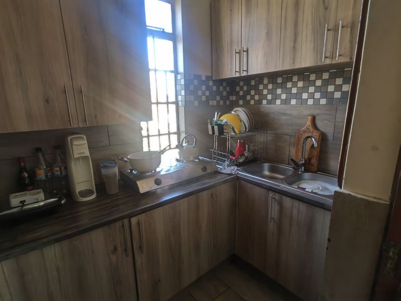 Charming 3-Bedroom Home for sale  in Nigel Central - Photo 4