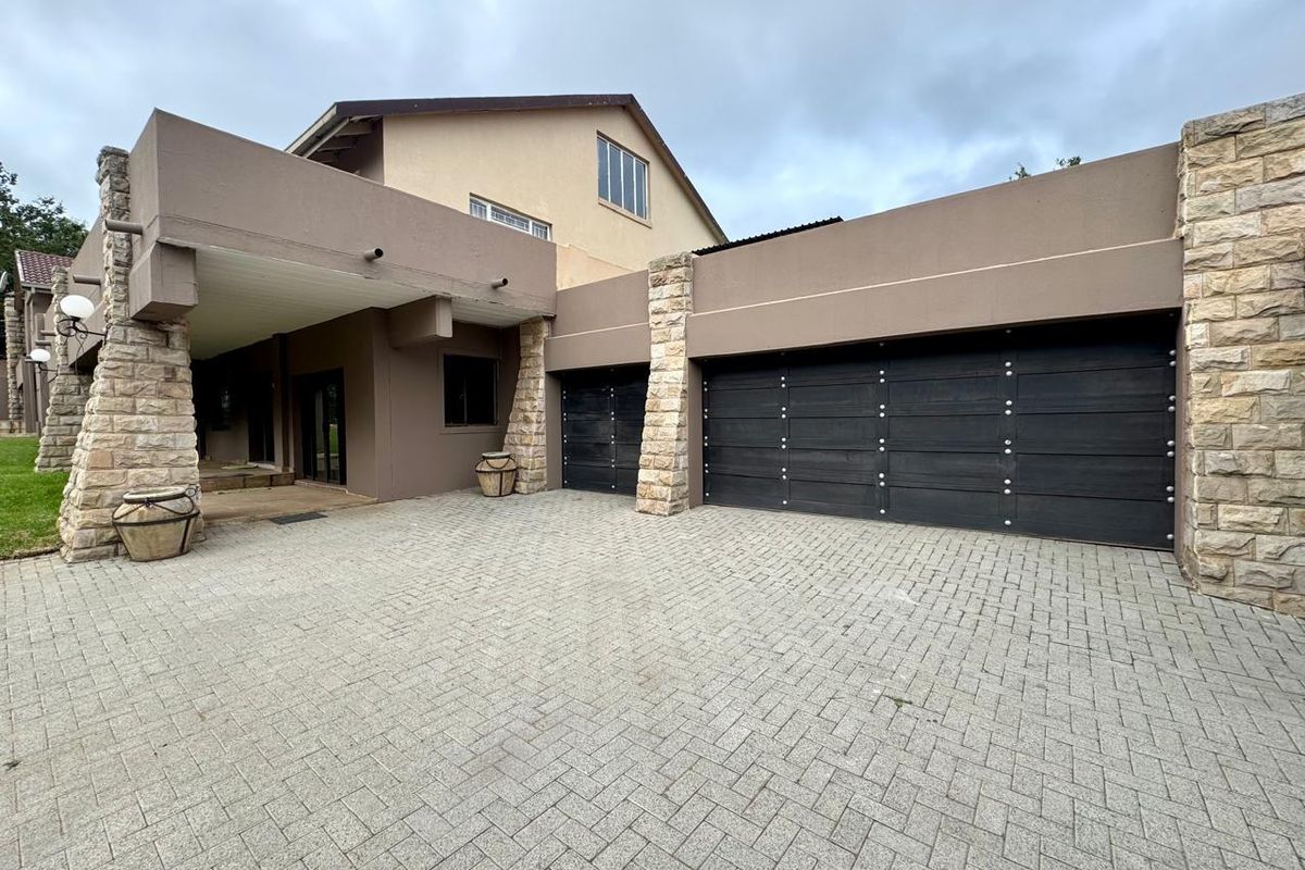 Excellent location!  Nine bedroom home for sale in Trichardt!  Packed with potential - Photo 2
