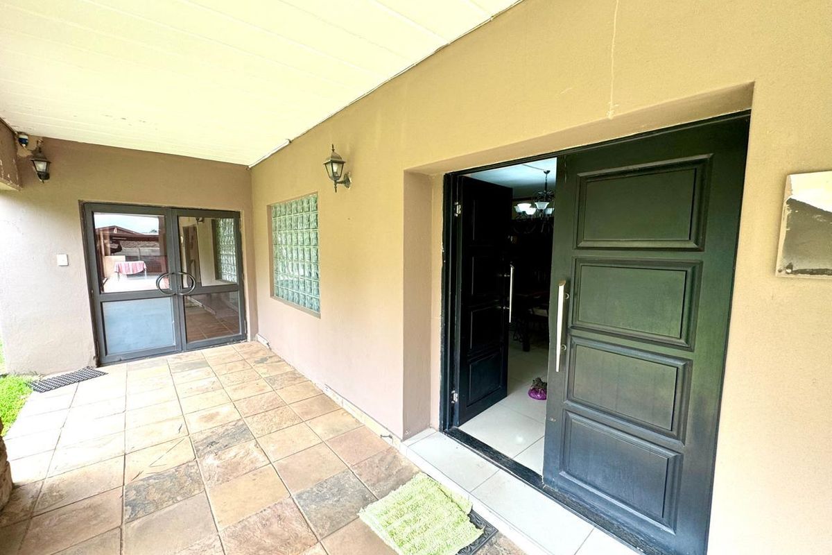 Excellent location!  Nine bedroom home for sale in Trichardt!  Packed with potential - Photo 3