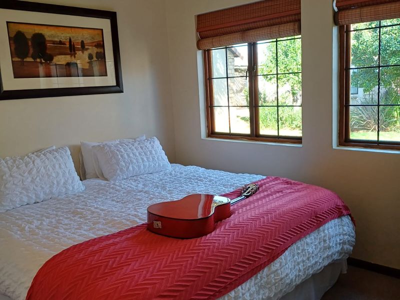 Charming Furnished 2 Bedroom Freestanding Townhouse for Rent in Sought-After Estate - Photo 10