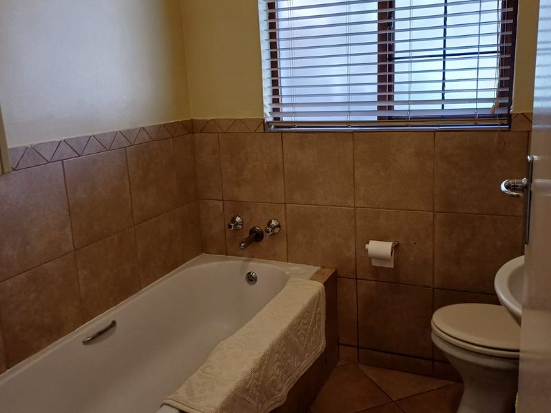 Charming Furnished 2 Bedroom Freestanding Townhouse for Rent in Sought-After Estate - Photo 8