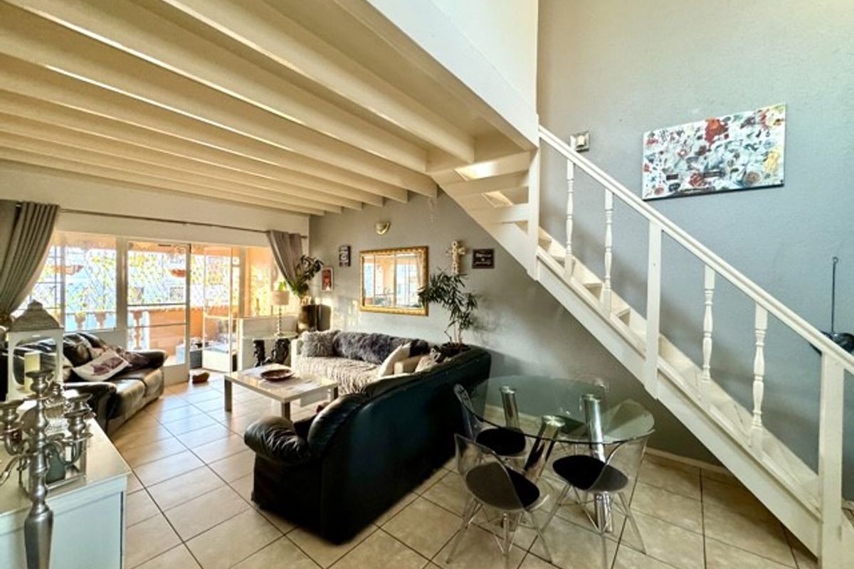 Warm, Wonderful, Convenient Home in Eton Close. - Photo 5