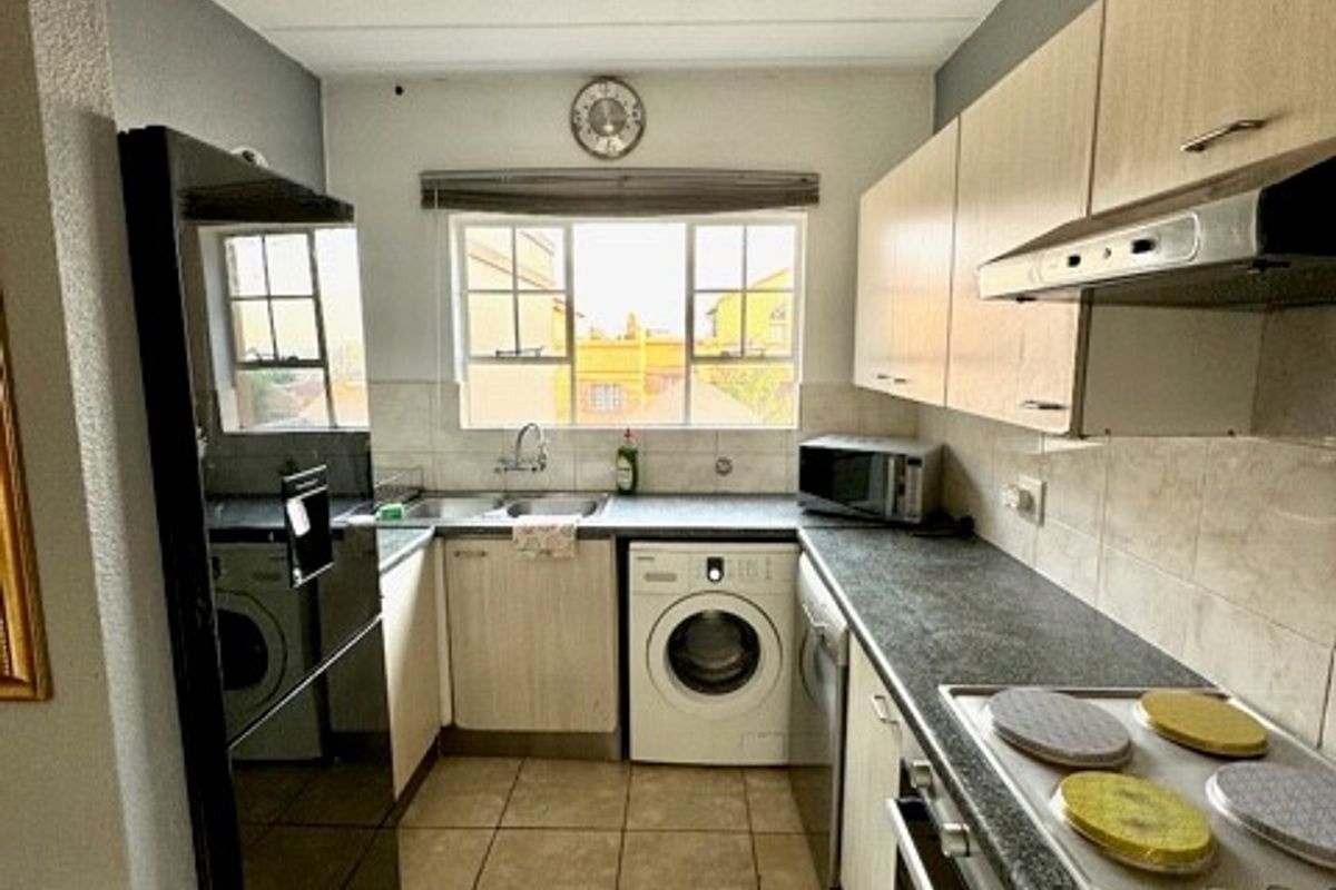 Warm, Wonderful, Convenient Home in Eton Close. - Photo 4