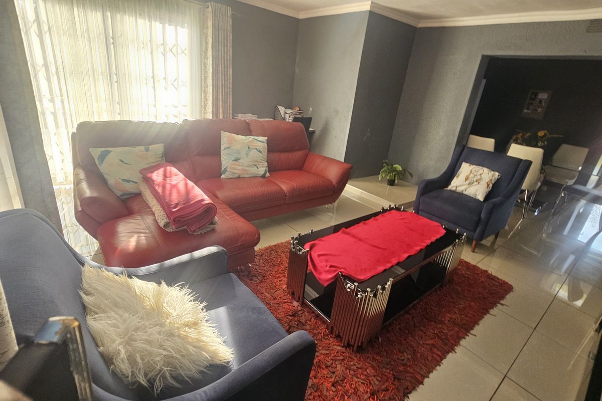 Spacious 3-Bedroom Family Home with Pool, Lapa & Incomplete Flatlets – Endless Potential - Photo 5