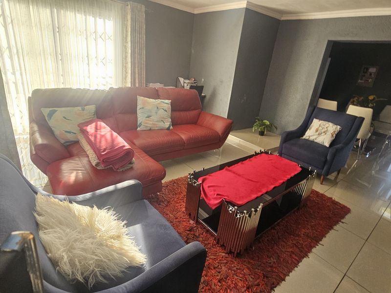 Spacious 3-Bedroom Family Home with Pool, Lapa & Incomplete Flatlets – Endless Potential - Photo 5