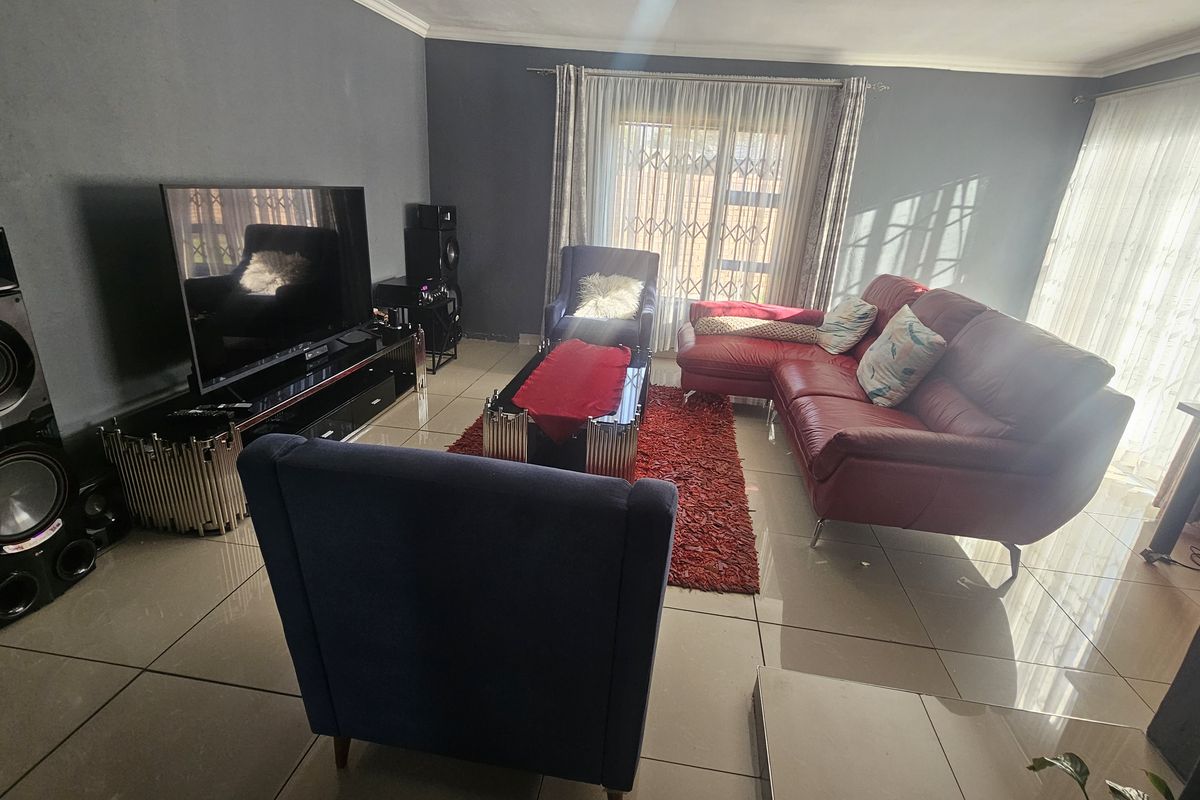 Spacious 3-Bedroom Family Home with Pool, Lapa & Incomplete Flatlets – Endless Potential - Photo 4