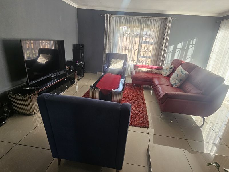 Spacious 3-Bedroom Family Home with Pool, Lapa & Incomplete Flatlets – Endless Potential - Photo 4
