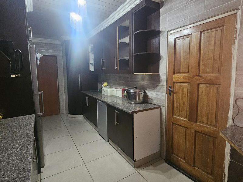 Spacious 3-Bedroom Family Home with Pool, Lapa & Incomplete Flatlets – Endless Potential - Photo 9