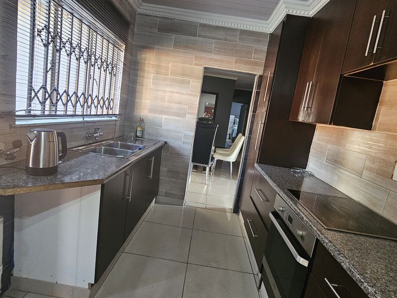 Spacious 3-Bedroom Family Home with Pool, Lapa & Incomplete Flatlets – Endless Potential - Photo 8